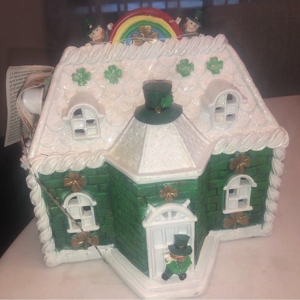 ☘️ St. Patrick's Day Green Shamrock Cottage Decorative Home Accent ‼️ light up